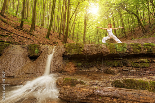 природа водопад девушка йога nature waterfall girl yoga без смс