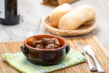 Spezzatino di carne con patate e funghi in una tegame di coccio