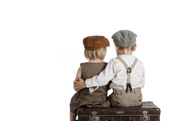 Fototapety  Dwoje dzieci na starej walizce