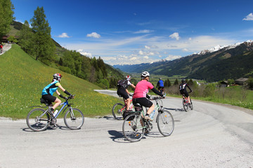 Group of cyclists - 65186831