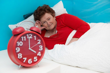 Schlaflosigkeit im Alter - ältere Frau liegt wach im Bett