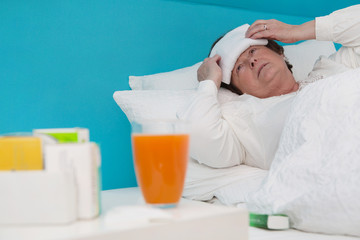 Ältere Frau liegt krank im Bett