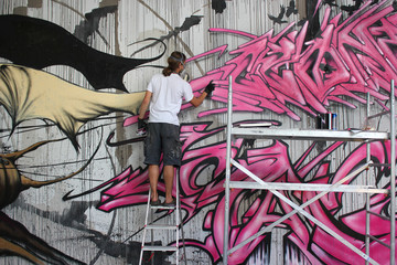 Graffiti Artist an der Wand - 65189698