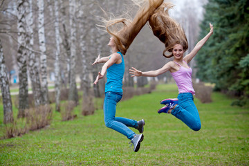 Две девушки в прыжке