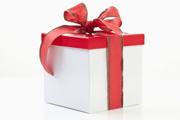 Geschenkbox auf weißem Hintergrund