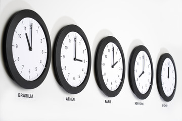 Uhren an der Wand , Symbol für Greenwich Mean Time