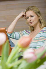 Junge Frau mit Laptop,Portrait