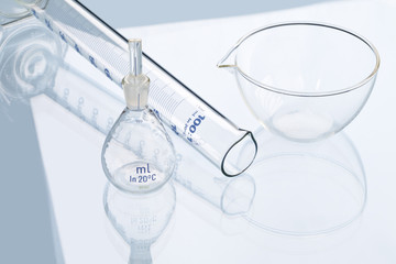 Laborgef&auml;&szlig;e auf dem Tisch