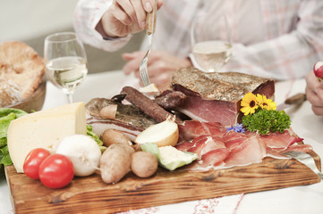Italien,Südtirol,Ältere Frau mit Snacks