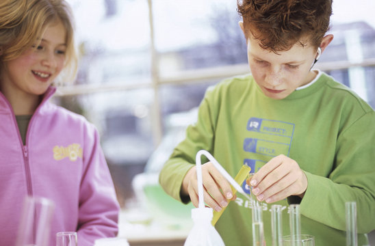 Jungen und Mädchen ( 8-11) im chemischen Labor