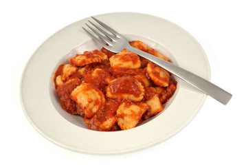 Assiette de ravioli bolognaise ouverte