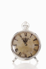 Wecker auf wei&szlig;em Hintergrund, close up