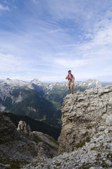 Österreich,Salzburger Land,junger Mann auf Berg