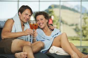 Italien,Südtirol,Paar genießt Drink im Hotel Urthaler