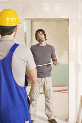 Bauarbeiter und Kunden sprechen