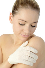 Twen massiert Arm mit Massage-Handschuh