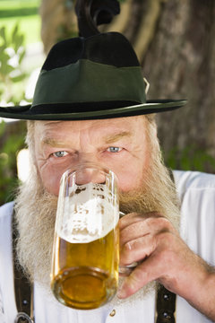 Deutschland,Bayern,Oberbayern,Mann trinkt Bier im Biergarten,Portrait,close-up