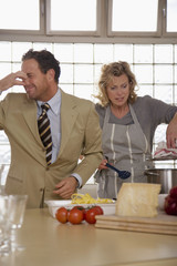 Junges Paar in der Küche,Mann,Nase