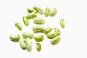Grüne Bohnen auf weißem Hintergrund