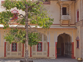 Fototapeta na wymiar Cichy dziedziniec w pobliżu Pałacu Miejskiego w Jaipur, Indie
