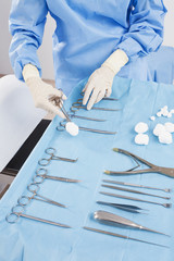 Deutschland,München,Chirurg mit chirurgische Ausrüstungen