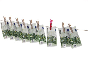100 Banknoten hängen auf Wäscheleine