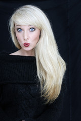 Naklejka premium Junge Frau, schürzte die Lippen , Portrait