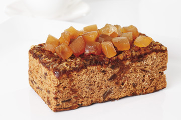Ingwer -Kuchen mit kandierten Ingwer in der Platte