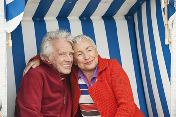 Deutschland,Nordsee,St.Peter-Ording,älteres Paar sitzt auf Strandkorb