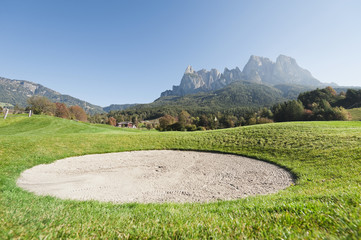 Italien,Kastelruth,Blick auf den Golfplatz mit Bunker