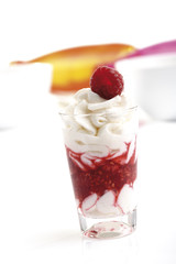 Himbeeren mit Schlagsahne im Glas , close-up
