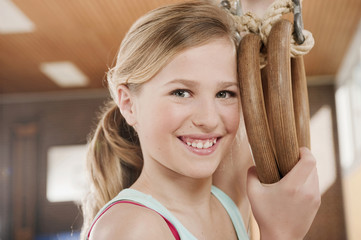 Deutschland,Emmering,Mädchen (12-13) halten fliegende Ringe und lächelnd,Porträt