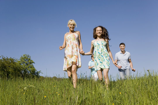 Deutschland,Baden W&uuml;rttemberg,T&uuml;bingen,Familie,die durch Wiese