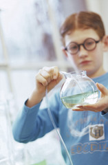 Boy (10-11) im chemischen Labor