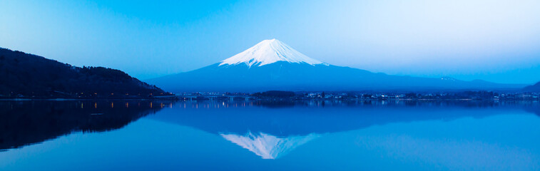 Panoramisch uitzicht op Mt Fuji stijgt boven Lake Kawaguchi