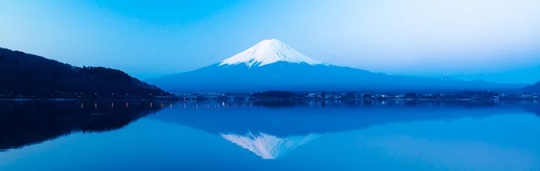Afwasbaar Fotobehang Japan Panoramisch uitzicht op Mt Fuji stijgt boven Lake Kawaguchi
