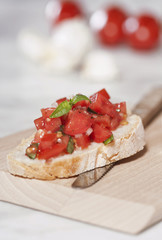 Italien,Toskana,Magliano,Close up von Bruschetta mit Messer auf Schneidebrett