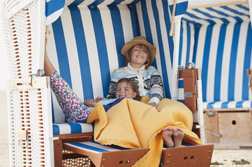 Deutschland,St.Peter- Ording,Nordsee,Kinder ( 6-9) ruht auf Strandkorb