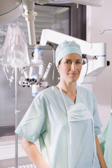 Weiblicher Chirurg im Operationssaal