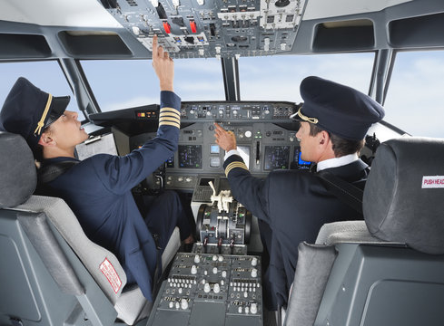 Deutschland,Bayern,München,Pilot und Co-Pilot Pilotierung Flugzeug von Flugzeug-Cockpit