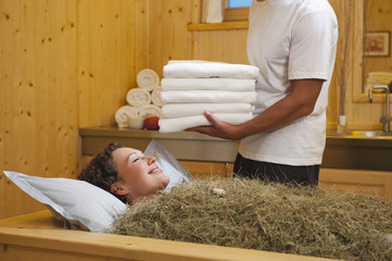 Italien,Südtirol,Frau,Heubad im Hotel Urthaler