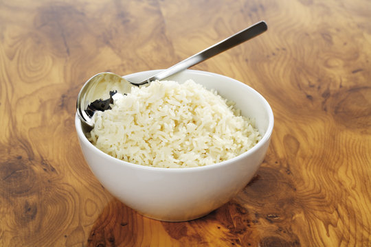 Reis in Schale mit Löffel , erhöhte Ansicht