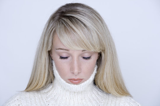 Junge Frau , nach unten, die Augen geschlossen, Porträt