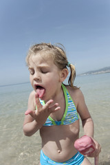 Spanien,Mallorca,Mädchen (4-5) essen Eis am Strand,Portrait