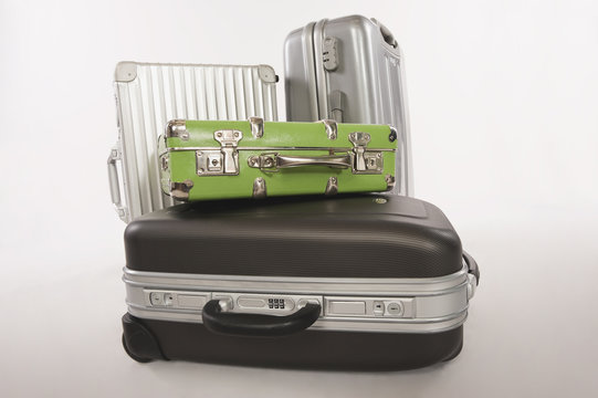 Vielfalt von Koffern und Gepäck vor weißem Hintergrund