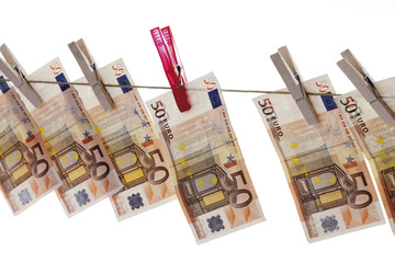 50 Banknoten hängen auf Wäscheleine