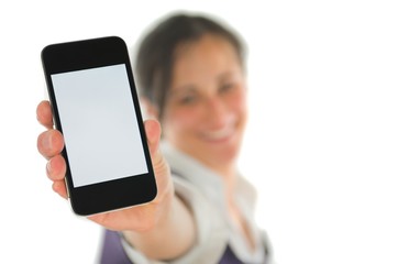 Frau präsentiert Mobiltelefon