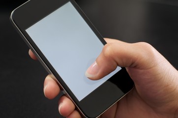 Mobiltelefon in der Hand halten und bearbeiten
