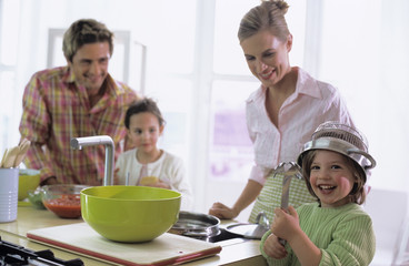 Familie kochen Spaghetti