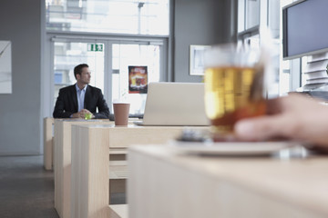 Deutschland,Köln,Mann sitzt im Kaffeehaus